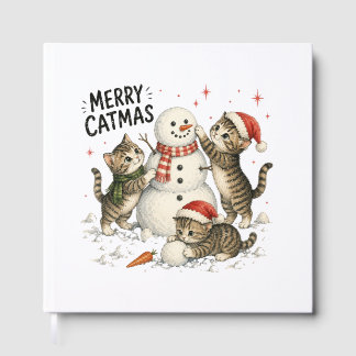 Livre D'or Chatons de Noël construisant un bonhomme de neige