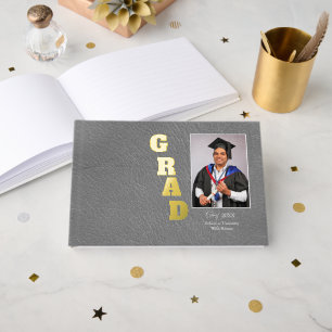 Livre d'or de remise de diplômes avec feuille d'al