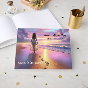Livre D'or Femme marchant sur une plage au coucher du soleil