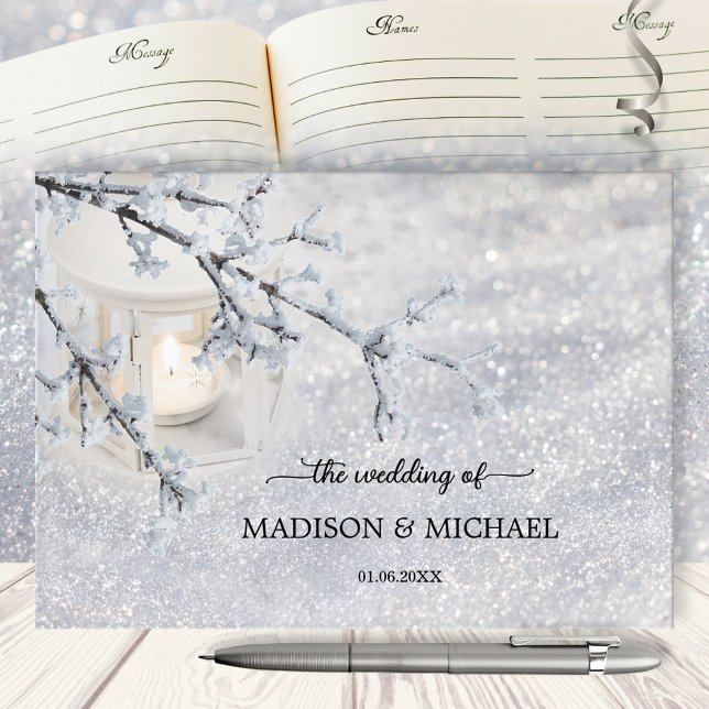 Livre D'or Lanterne Lit Aux Bougies Dans Mariage De Neige Éti (winter wedding guest book featuring a candle lit lantern with snow covered branch in sparkling snow)
