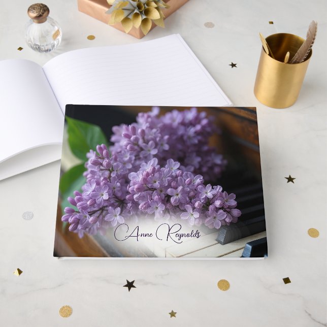 Livre D'or Lilas sur de vieilles touches de piano (Recto ouvert)