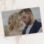 Livre D'or Mariage photo simple et moderne Monogramme<br><div class="desc">Simple Modern Monogram Photo Mariage Guest Book présente une belle photo de fiançailles à fond saigné superposée avec des appareillages de type moderne et un monogramme des initiales du couple.</div>