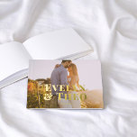 Livre D'or Mariage simple et élégant<br><div class="desc">Voici notre livre d'hôtes mariage élégant et minimaliste. Les noms du couple dans un élégant script de style signature en papier peint recouvre votre photo sur la couverture. Au dos,  ajoutez une autre photo pour une touche personnelle.</div>