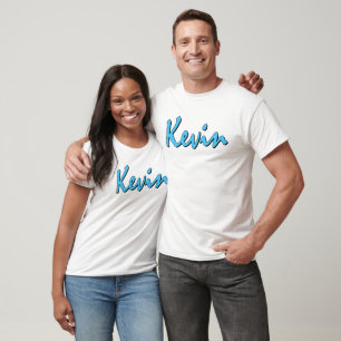 Logo bleu de Kevin sur le T-shirt blanc
