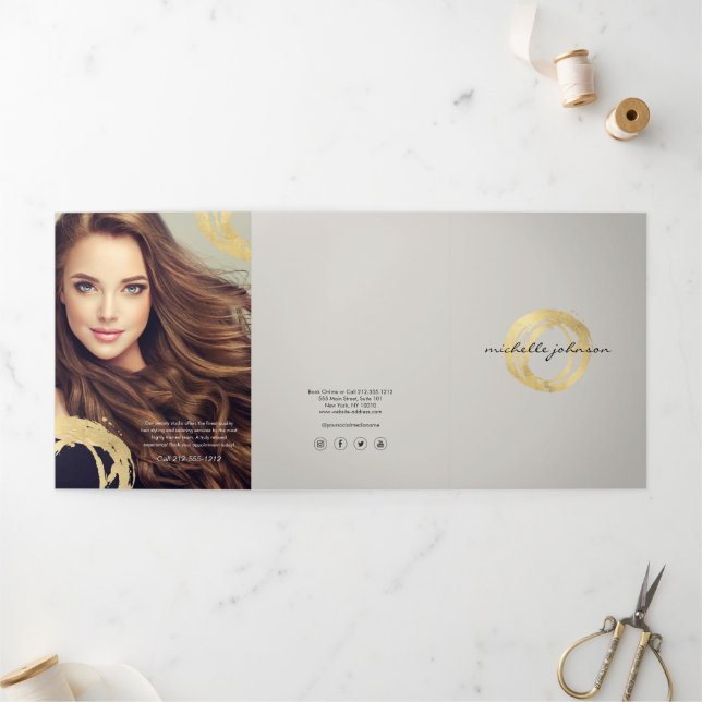 Logo Cercle Doré Faux Luxe Peint sur Brochure Beig (Extérieur)