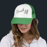 Logo Charbon "Ivre AF" Casquette de camionneur Uni<br><div class="desc">Casquette de camionneur unisexe Drunk AF - le logo peut être déplacé si nécessaire, et vous pouvez ajouter du texte pour personnaliser. Nous recommandons quelque chose comme un hashtag de mariage ! Nous aimons tout dans cette collection : la palette de couleurs rose, verte et noire, la typographie décontractée et...</div>