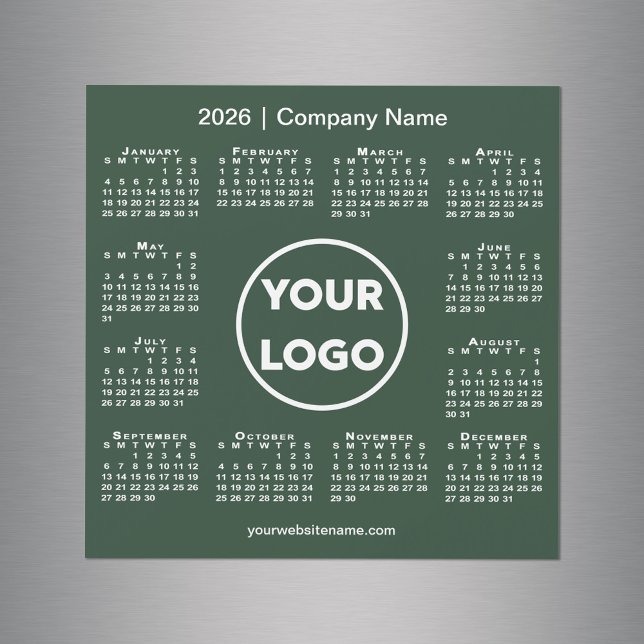 Logo de la société de calendrier 2026 sur un aiman (2026 Calendar Company Logo on Forest Green Magnet, in situ)