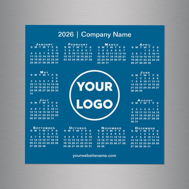 Logo de l'entreprise Calendrier 2026 sur Blue Magn (Modern 2026 Calendar Company Logo on Blue Magnet, in situ)