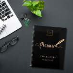 Logo d'entreprise de typographie or rose noir 2025<br><div class="desc">Un arrière - plan noir chic,  décoré d'un stylo en plumes. Personnalisez et ajoutez votre entreprise,  le logo de l'entreprise,  le nom et l'année. Texte en or : Planificateur</div>