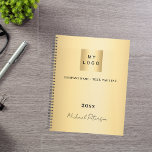 Logo d'entreprise or élégant script de nom 2025<br><div class="desc">Un arrière - plan élégant et classique à l'allure fausse or. Personnalisez et ajoutez votre entreprise,  le logo de l'entreprise,  un texte,  l'année et le nom personnel. Lettres noires. Si vous le souhaitez sans texte,  utilisez votre touche back-space pour supprimer.</div>