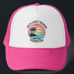 Logo Famille Réunion | Casquette Trucker<br><div class="desc">Chapeau de camionneur sur mesure pour commémorer vos vacances tropicales,  réunion de famille,  baccalauréat ou bachelorette,  etc. Il dispose d'une plage animée avec des palmiers. Une façon parfaite de commémorer ce voyage ou cette fête extraordinaire. Personnaliser voyage/événement/nom de famille,  lieu et année.</div>