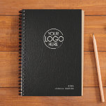 Logo moderne en cuir noir tendance Planificateur h<br><div class="desc">Un planificateur hebdomadaire de style classique avec un logo personnel sur une couverture d'image en cuir. Logo personnalisé,  année,  nom. Une élégance sobre. Stylisme de typographie serif moderne. Le planificateur comprend des aperçus mensuels et des feuilles de planification hebdomadaires.</div>