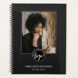 Logo photo moderne minimaliste Black Business<br><div class="desc">Une photo minimaliste moderne et logo business planner sur un arrière - plan noir. Remplacez cet exemple de photo par votre propre photo et logo professionnel. Vous pouvez me contacter via le lien de message dans ma boutique. Ambiance urbaine élégante.</div>
