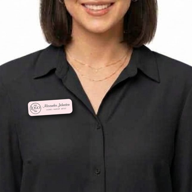 Logo sur un badge nominatif noir écriture script r (Logo on Pink Black Script Lash Makeup Artist Name Tag)