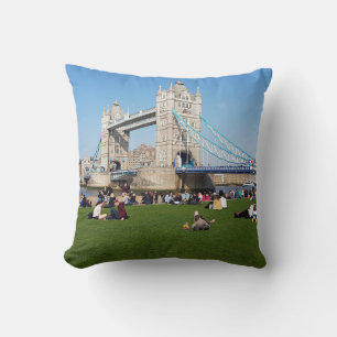 London Tower Bridge et coussin avec vue sur l'herb