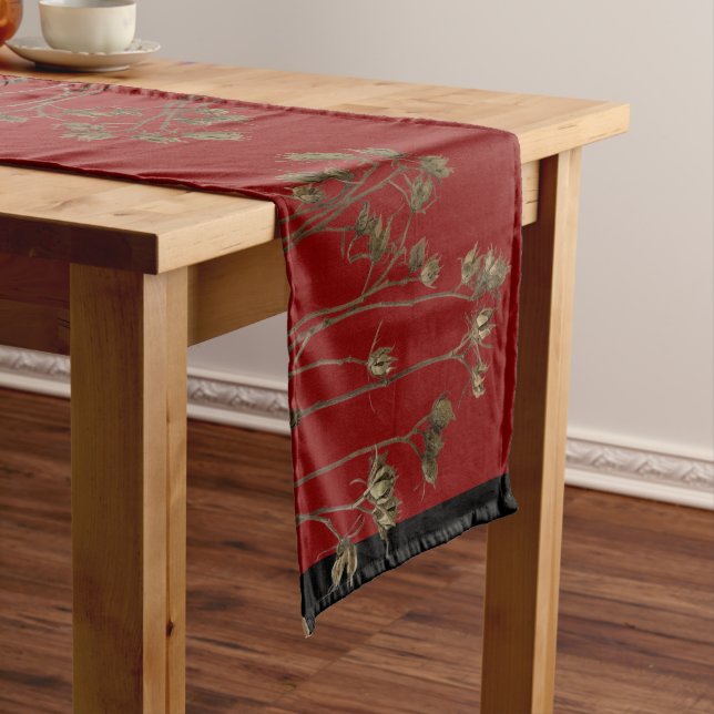 Long Gousses de graines sur un chemin de table (In Situ)