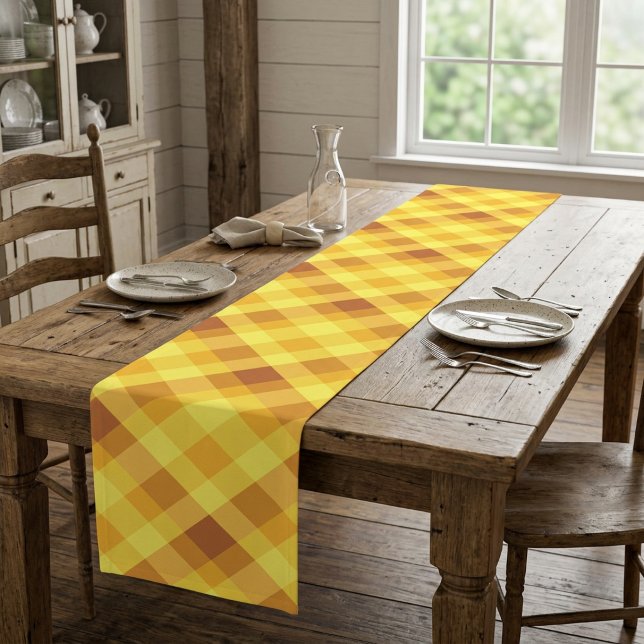 Long Grand chemin de table à carreaux jaune jaune d'œuf (Cute Egg Yolk Yellow Plaid Large Table Runner draped over a table in a farmhouse style dining room.)