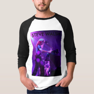 Long Steve gainé dans le T-shirt de concert