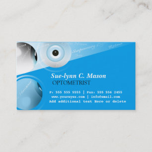 L'optométrie d'optométriste observe le carte de
