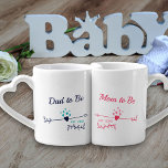 Lot De Mugs De nouveaux parents pour être maman et papa Son et<br><div class="desc">Design de coeurs et flèches modernes en rose et bleu - idéal pour les nouveaux parents d'être. Maman to Be et Papa to Be sont écrit dans un script moderne, avec une jolie flèche de Cupidon, explosant avec des coeurs d'amour. Tout le libellé est modifiable et vous pouvez ajouter l'année...</div>