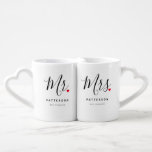 Lot De Mugs Élégant M. & Mme Nom personnalisé<br><div class="desc">Le cadeau parfait pour n'importe quel couple,  le design amusant et moderne dispose d'un script de typographie élégant "Mr". & "Mme" avec mignon petit coeur d'amour rouge s'arrête complètement. Le design est facile à personnaliser avec votre nom de famille et date établie.</div>