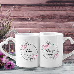 Lot De Mugs I Love You More - Love Hearts & Flèches Couples<br><div class="desc">Elégant ses tasses et ses tasses, qui peuvent être personnalisées avec les noms des couples et une date. Le design présente des coeurs dessinés à la main et des flèches avec une calligraphie romantique. L'une des tasses dit "Je t'aime" et l'autre dit "Je t'aime plus". La palette de couleurs est...</div>