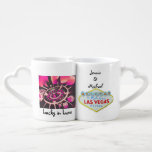 Lot De Mugs Las Vegas épousant le souvenir<br><div class="desc">Pour des couples se mariant à Las Vegas,  au Nevada,  un souvenir spécial de mariage ou le souvenir. Chanceux dans le thème d'amour avec l'accueil célèbre au signe et au thème fabuleux art. de Las Vegas de casino d'amusement.</div>