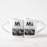 Lot De Mugs M. et Mme Newlyweds Las Vegas<br><div class="desc">Tasses romantiques d'emboîtement pour Las Vegas épousant des nouveaux mariés. Vue aérienne de bande de Las Vegas sur un côté et cartes de jeu de thème de casino avec des clubs,  des coeurs,  des diamants,  et des pelles en noir et blanc et rouge de l'autre côté.</div>