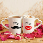 Lot De Mugs M. & Mme Lips & Mustache<br><div class="desc">Le cadeau parfait pour n'importe quel couple,  le design amusant et moderne comprend une moustache noire sur la tasse "Mr" et des lèvres rouges sur la tasse "Mrs".</div>