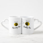 Lot De Mugs Maman et papa Bee| Nouveaux parents<br><div class="desc">Le cadeau idéal pour tout couple qui s'attend à un nouveau lot de joie,  le design amusant et moderne comprend une mignonne maman abeille sur une tasse et un papa abeille sur l'autre.</div>