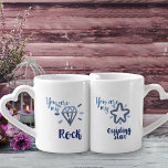 Lot De Mugs Son et Hers Rock et Guider Star Friends Couples<br><div class="desc">Dans les tons bleu et gris, ces tasses à couple ont chacune un design différent. L'une dit "Tu es mon rocher" et l'autre dit "Tu es mon étoile directrice". Ils sont écrits dans la typographie moderne et complétés par soit un dessin d'une étoile, soit un rocher d'un diamant. Idéal pour...</div>