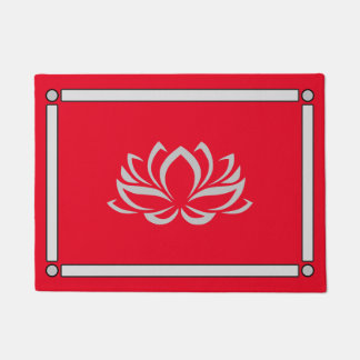 Lotus en argent sur tapis de porte cerise