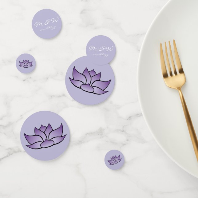 Lotus exquis dans Confetti de table violette (Groupe)