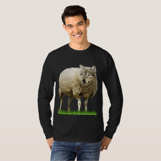 loup dans l'obscurité de noir du T-shirt des