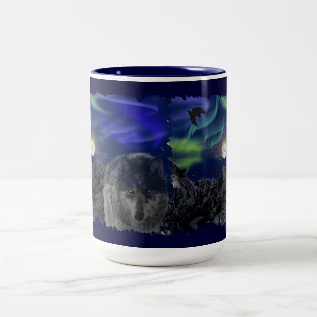 Loup gris, Ravens & Aurora & Totem Wildlife Mug (Centre)