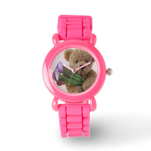 l'ours en peluche avec la montre de la fille de ca