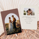 Love & Gratitude Gold Foil Mariage Carte de remerc<br><div class="desc">Les cartes de remerciement de mariage élégantes comportent une seule photo mariage verticale ou portrait dans une disposition voûtée unique. "Avec amour et gratitude" est revêtu de lettres serif en feuille d'or, avec vos noms courbés le long du côté. Ajoutez un message personnel et une signature à l'arrière, ainsi qu'une...</div>