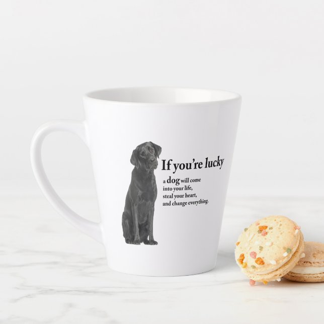Lucky Black Lab Latte Mug (En situation)