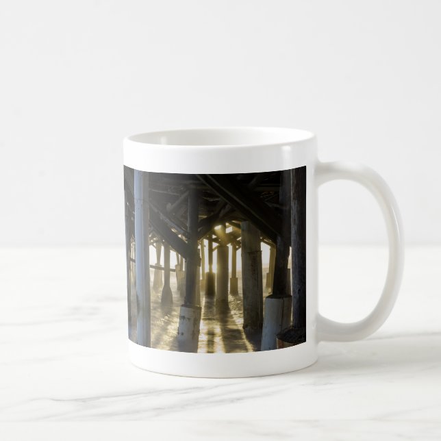 Lumière Dorée Brille À Travers La Mug De Café (Droite)