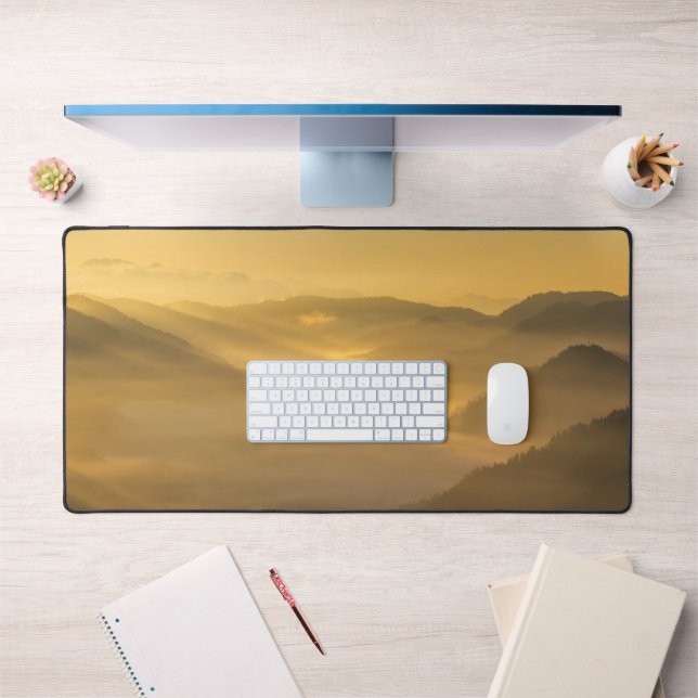 Lumière du soleil brillant sur le brouillard matin (Bureau 1)