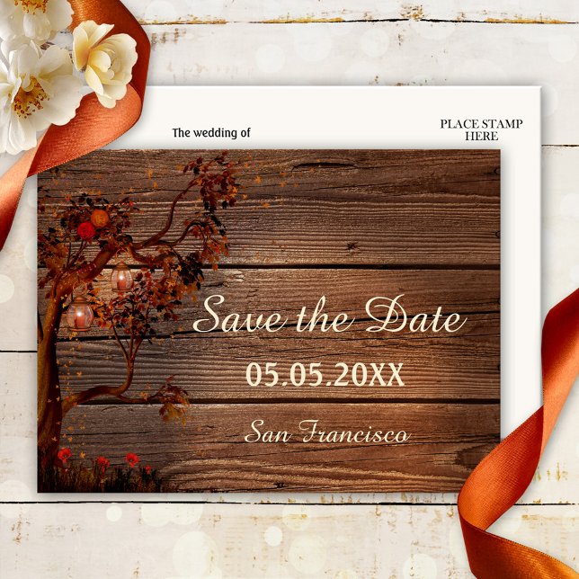 Lumières d'automne Enregistrer la date Carte posta (Save the Date postcard featuring a tree with colorful leaves, roses and lanterns on rustic wood)