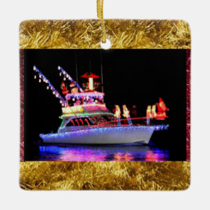 Lumières de Noël sur un ornement de Noël de bateau