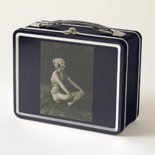Lunch Box Aimer une pauvre fille assise les jambes croisées