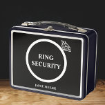 Lunch Box Bague de sécurité mariage Bague de sécurité Bearer<br><div class="desc">Voici l'accessoire parfait pour votre jour de mariage - la boîte de sécurité de la bague pour votre porteur de bague! Notre design élégant, noir et blanc, avec une bague en diamant brillant et un nom personnalisé, assurera à votre porte-bague un look de pièce. Que vous planifiez un mariage traditionnel...</div>