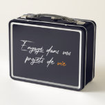 Lunch box en métal Engagé dans vos projets de vie<br><div class="desc">Cette lunch box vous suit partout : au travail, en sortie, en pique-nique. Avec son design original et sa solidité à toute épreuve, elle allie esthétique et praticité. Grâce à son visuel unique, elle se distingue des boîtes classiques et devient un vrai accessoire personnel. Un marquage sobre et élégant du...</div>