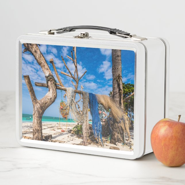 Lunch Box Filets de pêche séchant sur la plage (En situation)