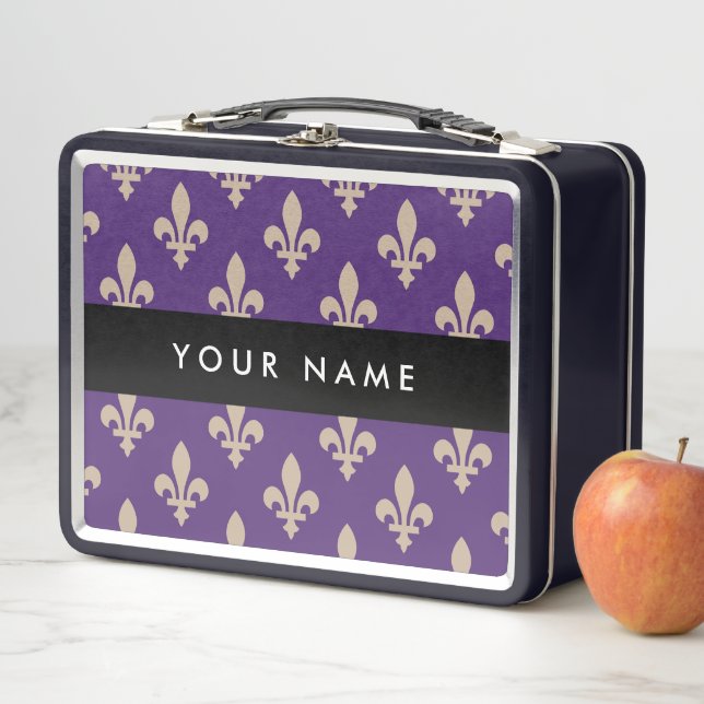 Lunch Box Fleur de Lis, Beige sur Violet, Royal, Votre Nom (En situation)
