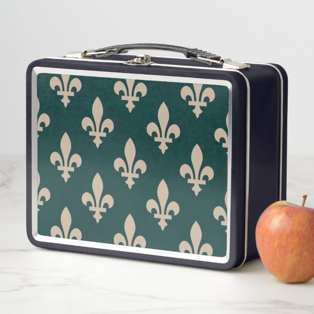 Lunch Box Fleur de Lis Motif, Royal French Creative on Green (En situation)