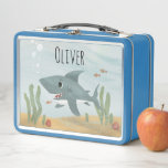 Lunch Box Garçons adorable Blue Ocean Shark Kids School<br><div class="desc">Cette boîte à lunch de l'école pour enfants mignonne et moderne présente un dessin animé sur le requin bleu,  avec des bulles,  du poisson et des vagues,  et peut être personnalisée avec votre nom de garçon. L’ajout parfait sur le thème de l’océan aux fournitures scolaires de votre enfant!</div>