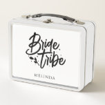Lunch Box Groupe Bridesmaid Bachelorte Party<br><div class="desc">Ce sac cadeau minimaliste moderne Bride Tribe avec des éléments de design calligraphique audacieux et le nom de la bachelorette sera idéal pour un week-end de bachelorette ou des cadeaux ou faveurs de douche mariage et nuptiale. Aussi parfait pour les photos mariages ou pour porter sur une destination bachelorette fête....</div>